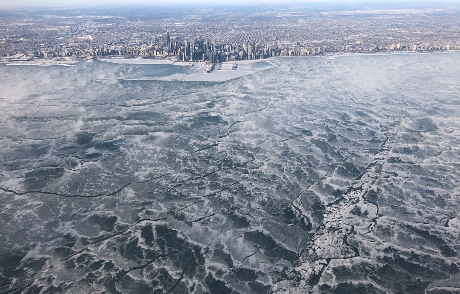 Chicago's Lake Michigan has frozen over - Pictures
