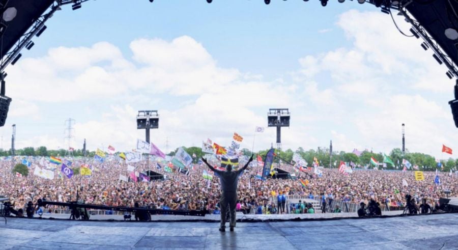 David Attenborough makes surprise Glastonbury appearance and praises plastic-free drive