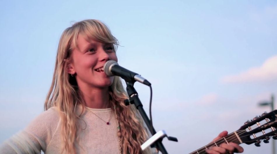 Alice Phoebe Lou's perfect cover of Lou Reed song 'Walk on the Wild Side' while busking in Berlin