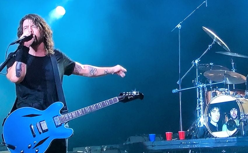 Foo Fighters want to start a petition to get Oasis back together