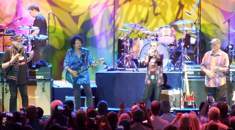 Ringo Starr brought out The Beach Boys to play The Beatles song 'With A Little Help From My Friends' during a recent performance in Chicago.