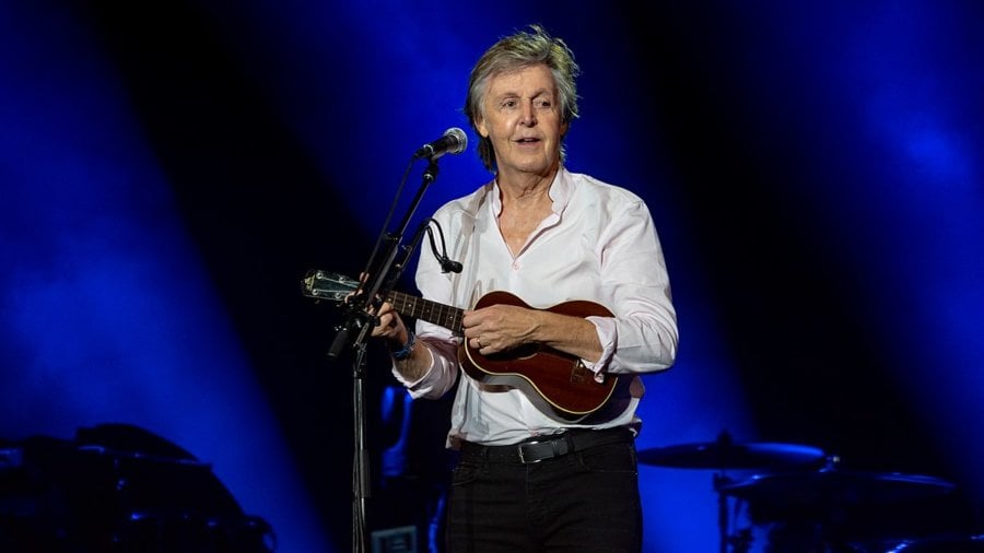 Paul McCartney surprises London busker