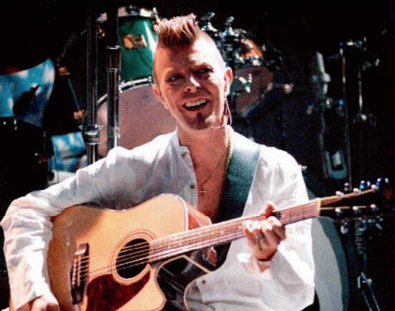 Watch David Bowie perform his 'Almost Acoustic Christmas' set live