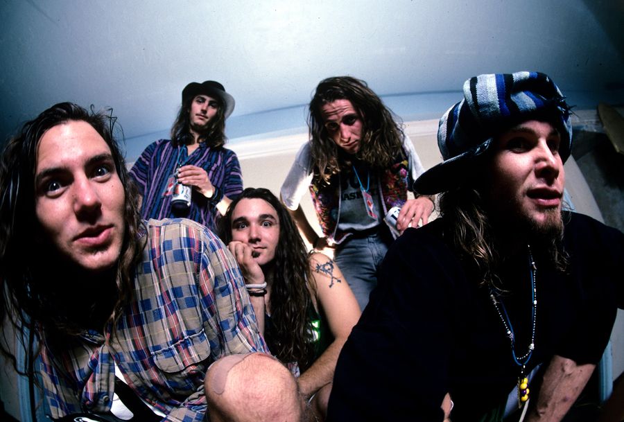 Watch Pearl Jam perform an acoustic set at Tower Records back in 1991