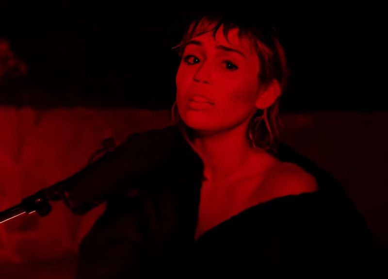 Miley Cyrus covers Pink Floyd song 'Wish You Were Here' on SNL
