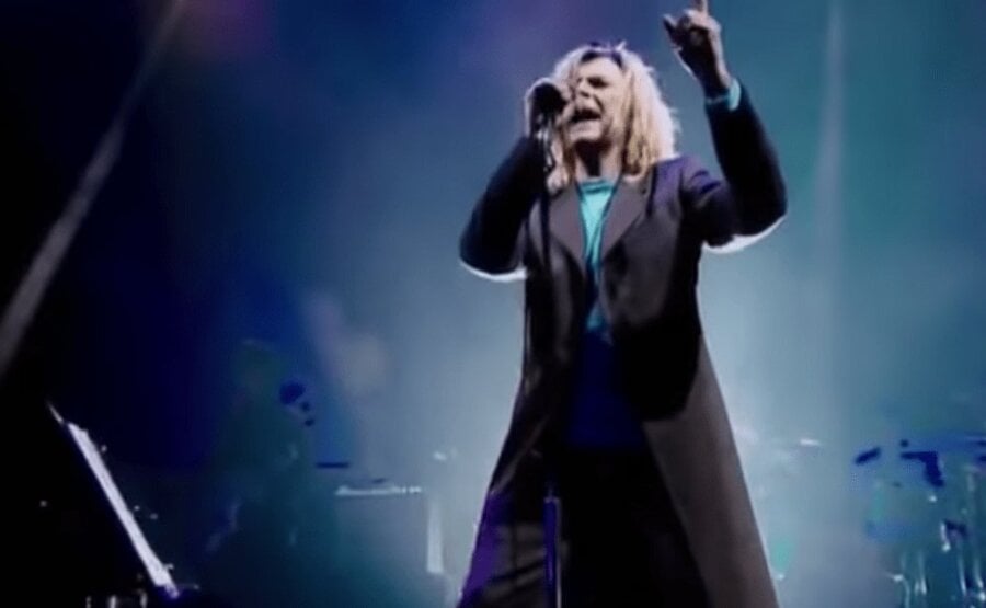 Watch David Bowie's mind-blowing performance of 'Heroes' live at Glastonbury Festival 200o