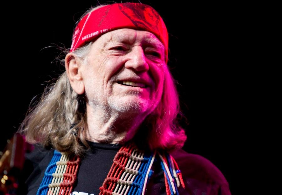 How did Willie Nelson smoke weed at the White House?