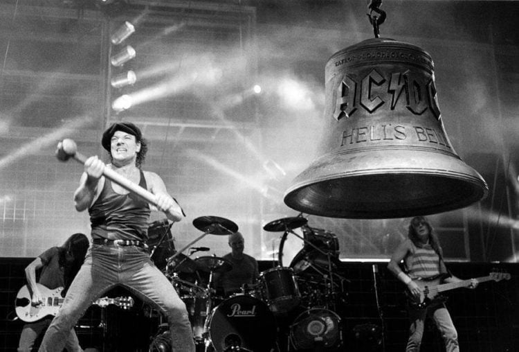 Brian Johnson hitting the one tonne Hells Bell