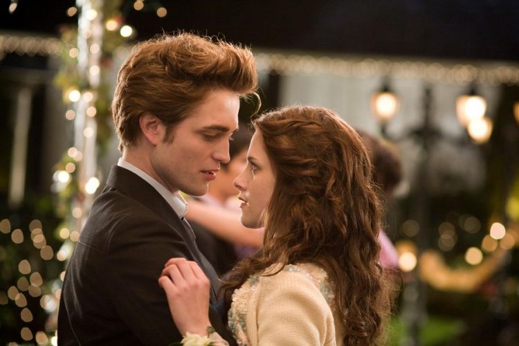 ROBERT PATTINSON (left) and KRISTEN STEWART (right) star in the thriller TWILIGHT,