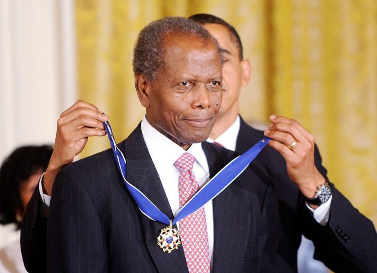 US President Barack Obama awards the Presidential Medal of Freedom to Academy Award-winning actor Sidney Poitier