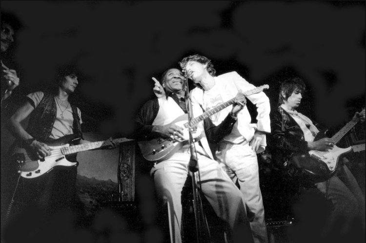 Blues Muddy Waters and Mick Jagger perform with Rolling Stones Ron Wood (left) and Keith Richards (right)