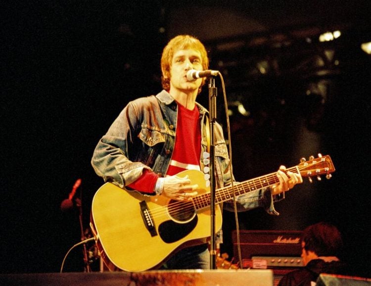 Simon Fowler of Ocean Colour Scene performing on stage at the Glastonbury Festival on June 28th, 1997