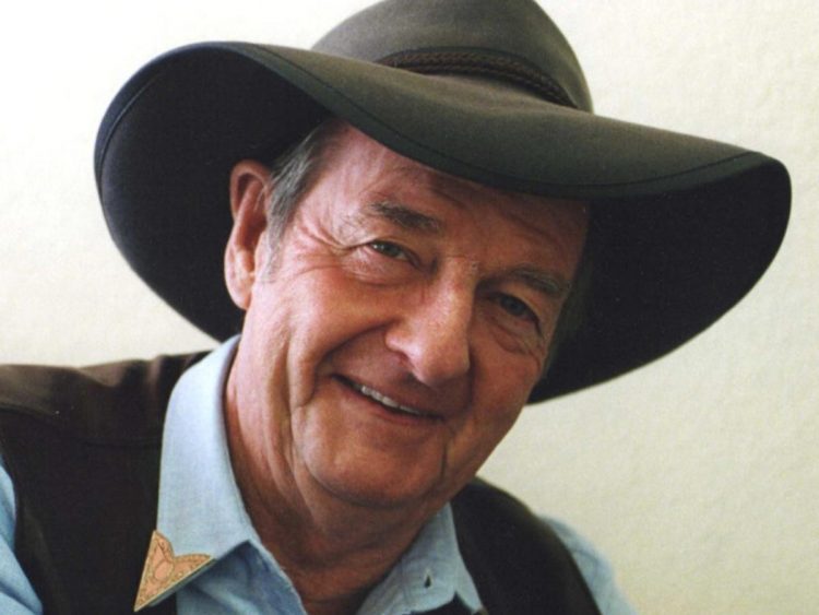 Slim Dusty performs 'On The Road Again' with Willie Nelson
