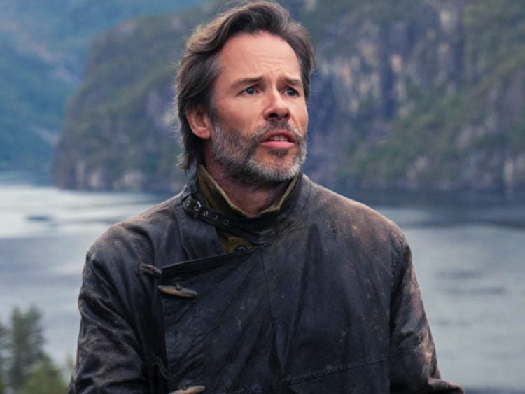 Guy Pearce asserts he and Cate Blanchett do not have "beef"