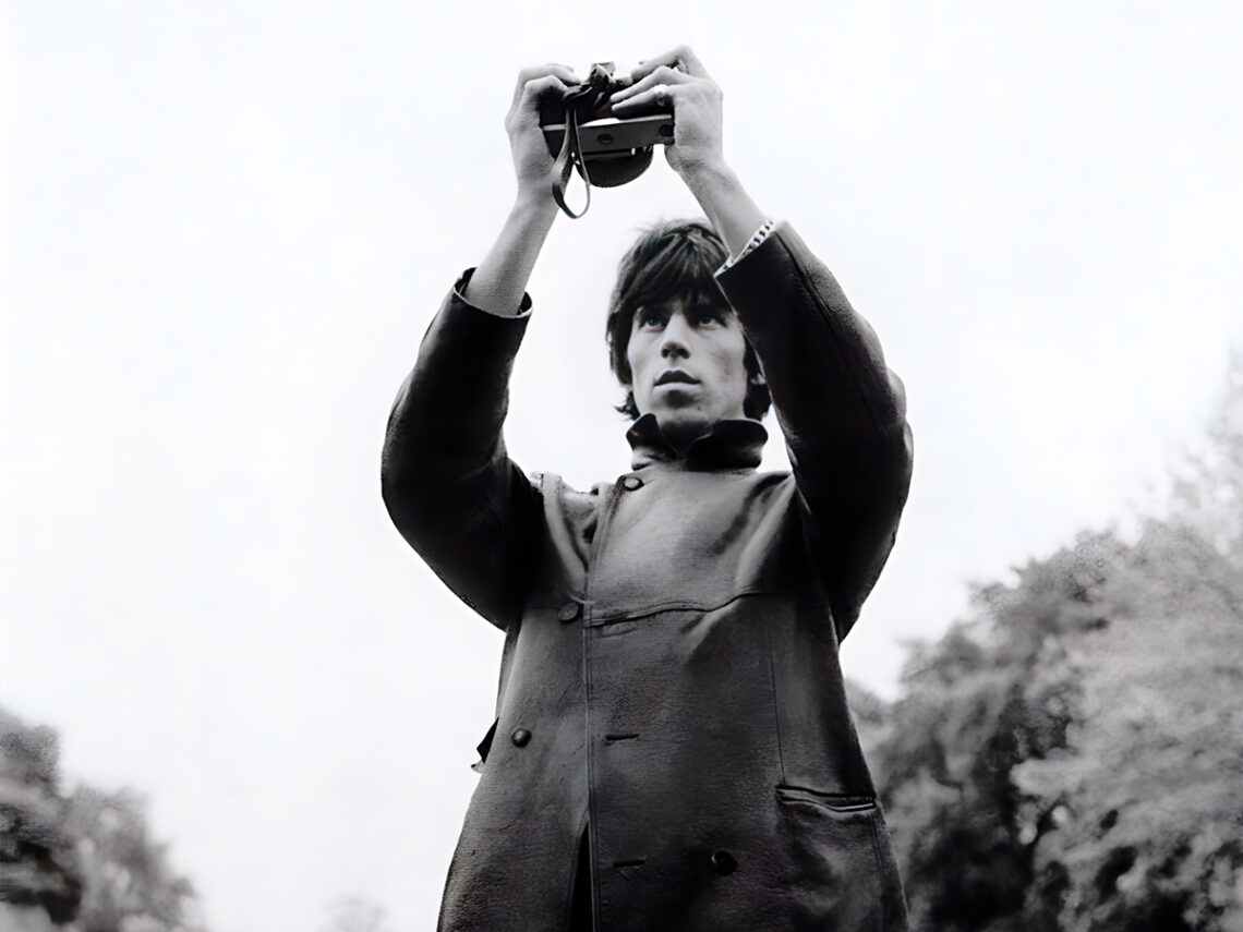 Keith Richards taking a selfie in Hyde Park - London - 1965 - Bent Rej