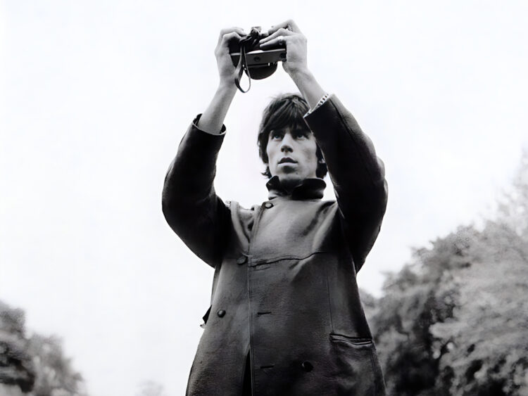Keith Richards taking a selfie in Hyde Park - London - 1965 - Bent Rej