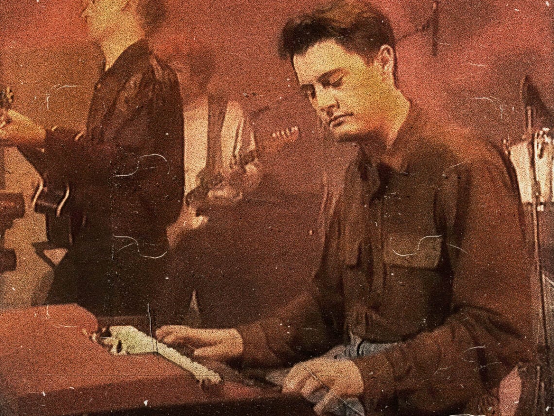 Watch Kyle Maclachlan performing The Doors song 'Light my Fire' live in 1991