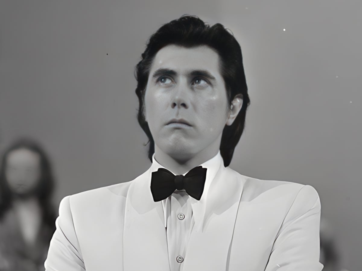 Bryan Ferry (Roxy Music) in AVRO's TopPop (Dutch television show) in 1973