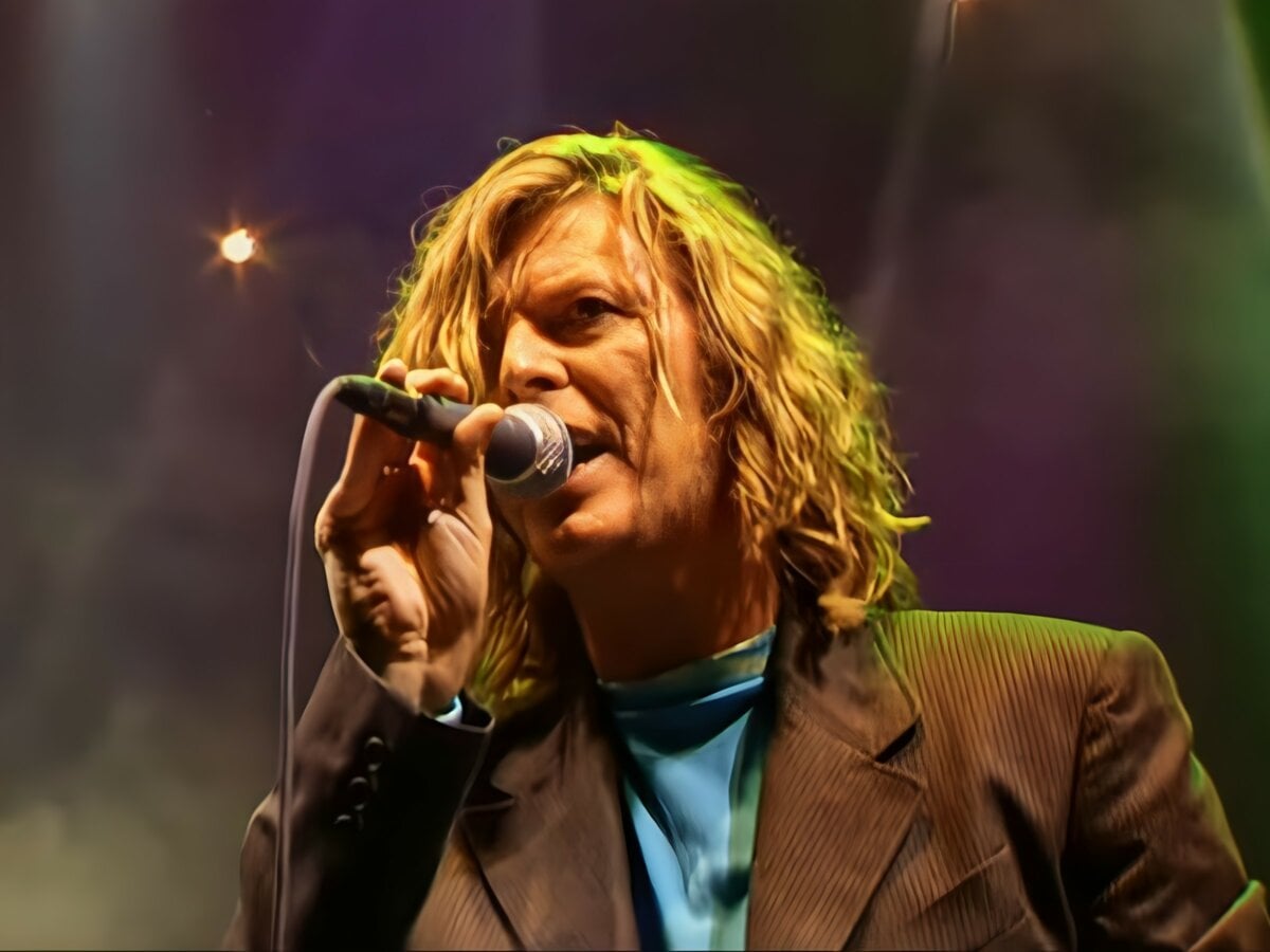 David Bowie - Glastonbury Festival 2002 - Far Out Magazine
