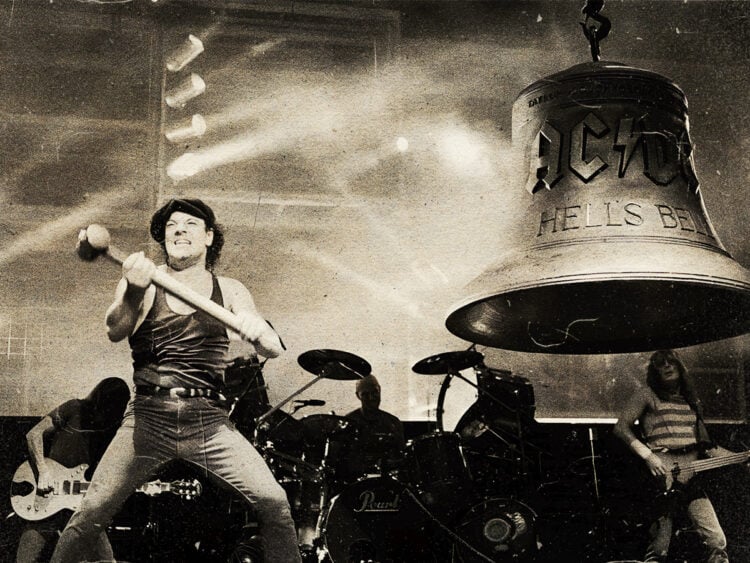 Brian Johnson hitting the one tonne Hells Bell - 1980