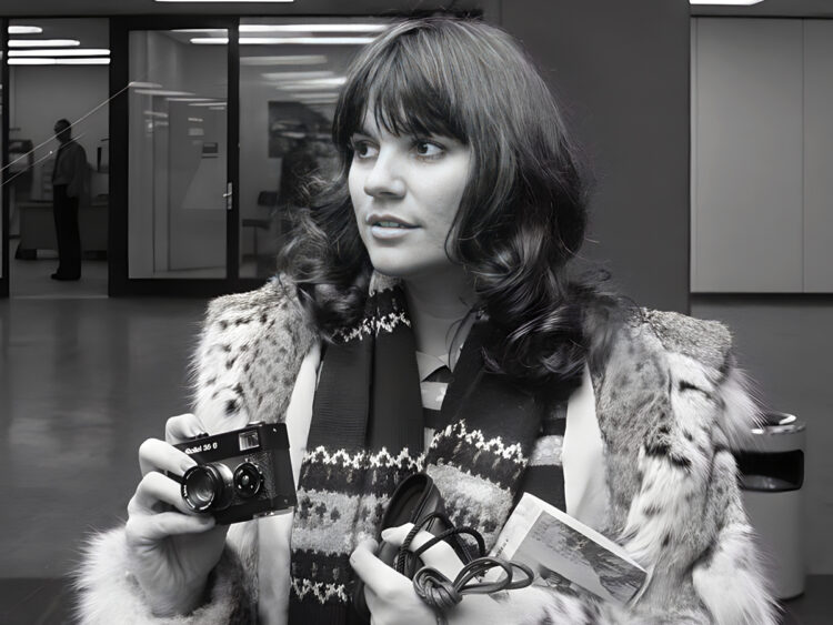 Linda Ronstadt at Schiphol (airport) in North Holland - 1976