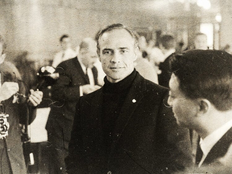 Photograph of the American actor Marlon Brando during his visit to Finland. Here in Hotelli Vaakuna lobby.