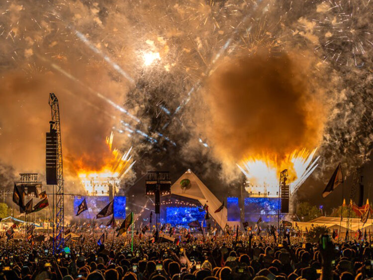 Glastonbury Festival - Pyramid Stage - Crowd - Far Out Magazine 04