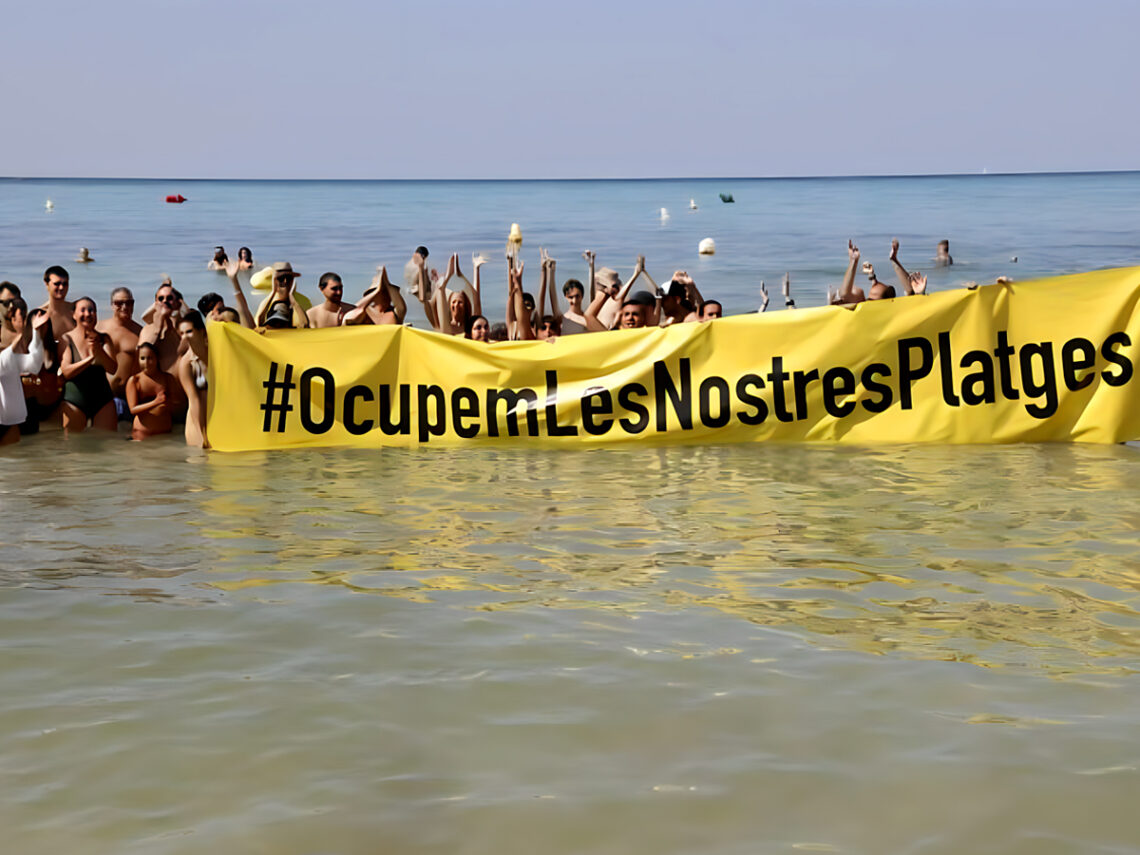 S'Arenal beach in Palma - Tourism Protest - 2024 - Jaume Morey