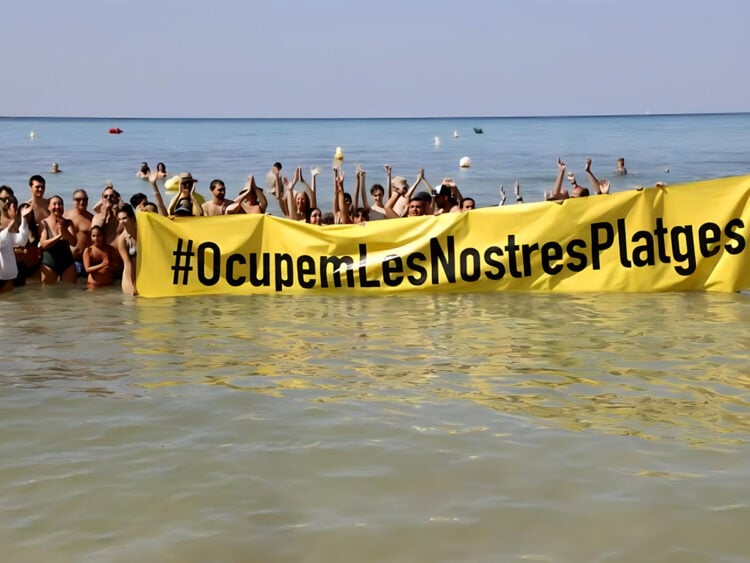 S'Arenal beach in Palma - Tourism Protest - 2024 - Jaume Morey