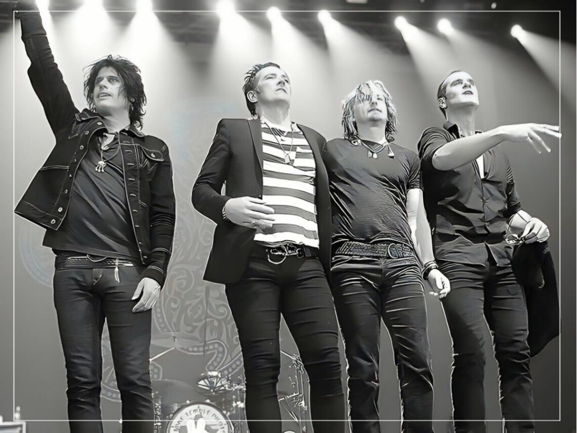 (Credit: JDean DeLeo, Scott Weiland, Eric Kretz, and Robert DeLeo at the end of their performance. Venue was the Araneta Coliseum in Manila, Philip...