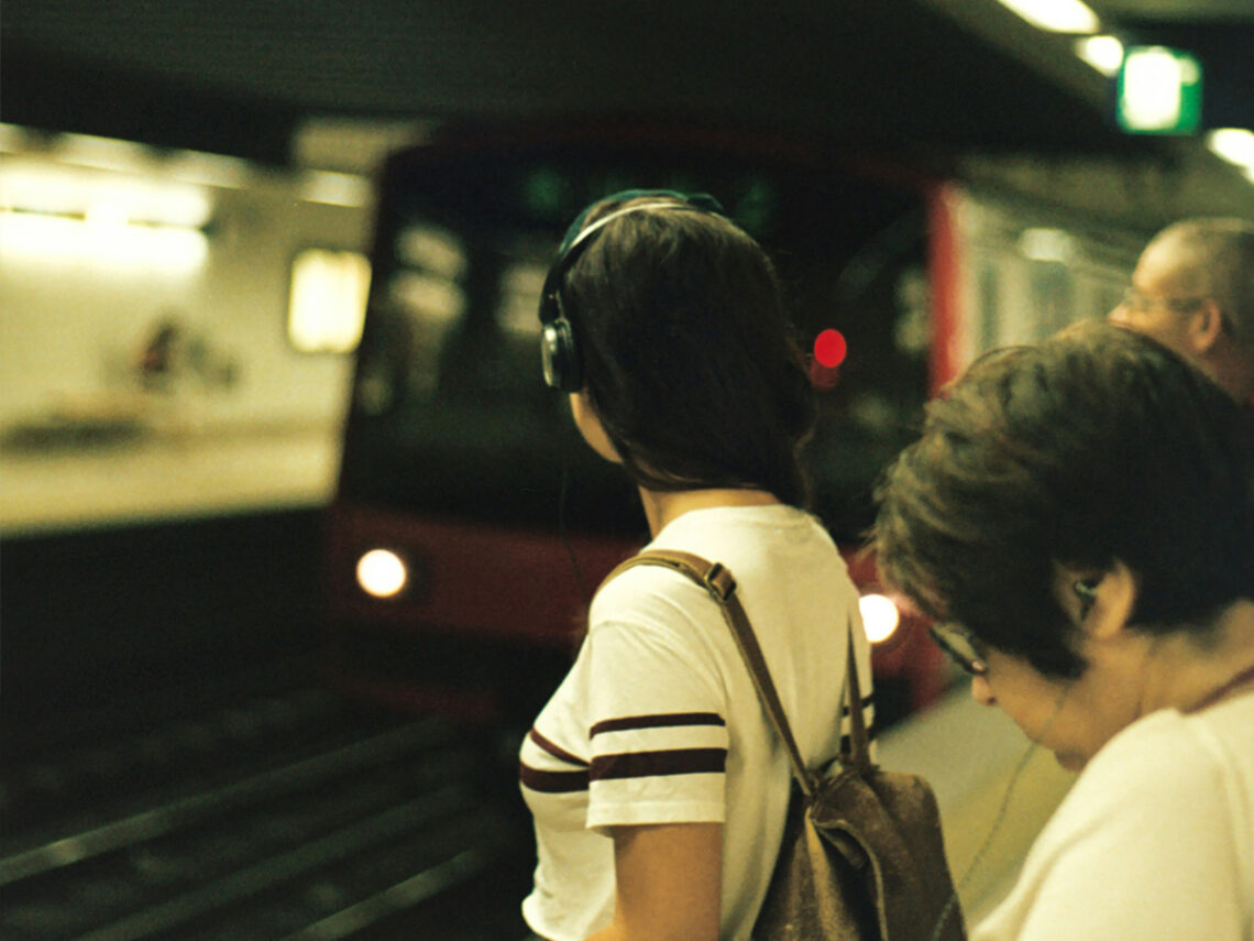 Liberal Democrats vow to introduce £1,000 fine for listening to music without headphones on public transport