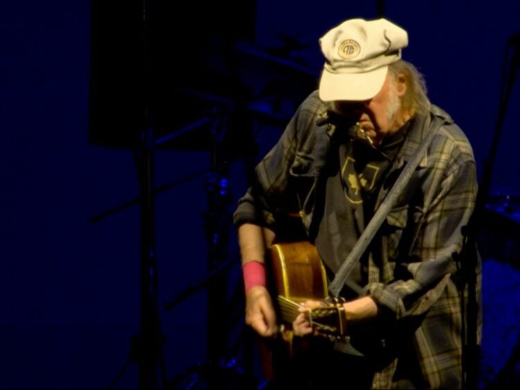 Neil Young - Glastonbury - Far Out Magazine (2)