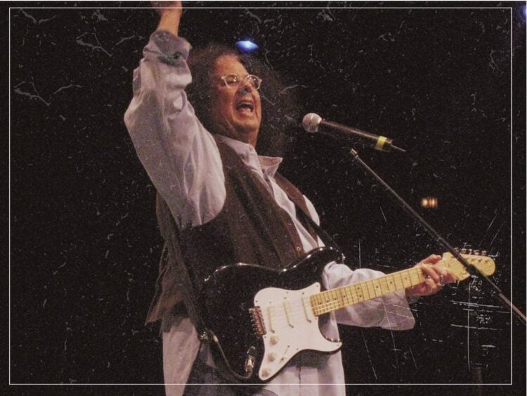 Mark Volman in a concert performance with Howard Kaylan in Westbury, NY, 2008