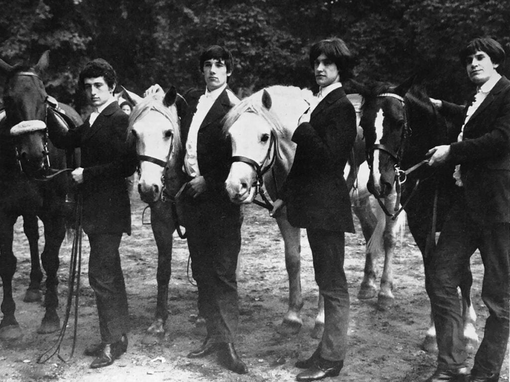 The Kinks - 1964 - Ray Davies, Dave Davies, Mick Avory and Pete Quaife - Horses