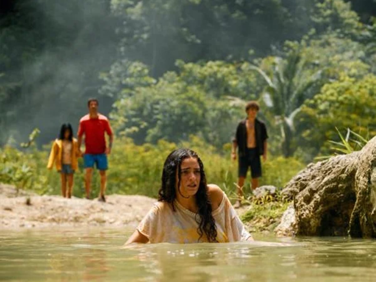 The Delgado Family Crashes on the Island (Jurassic World Rebirth, Gareth Edwards)
