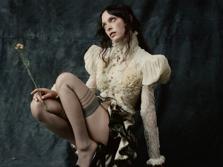 Holly Humberstone - 2026 - Silken Weinberg