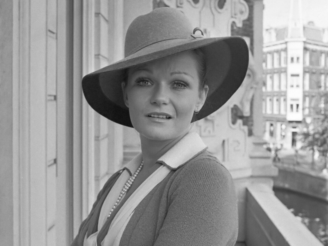 Valerie Perrine - Actress - 1975