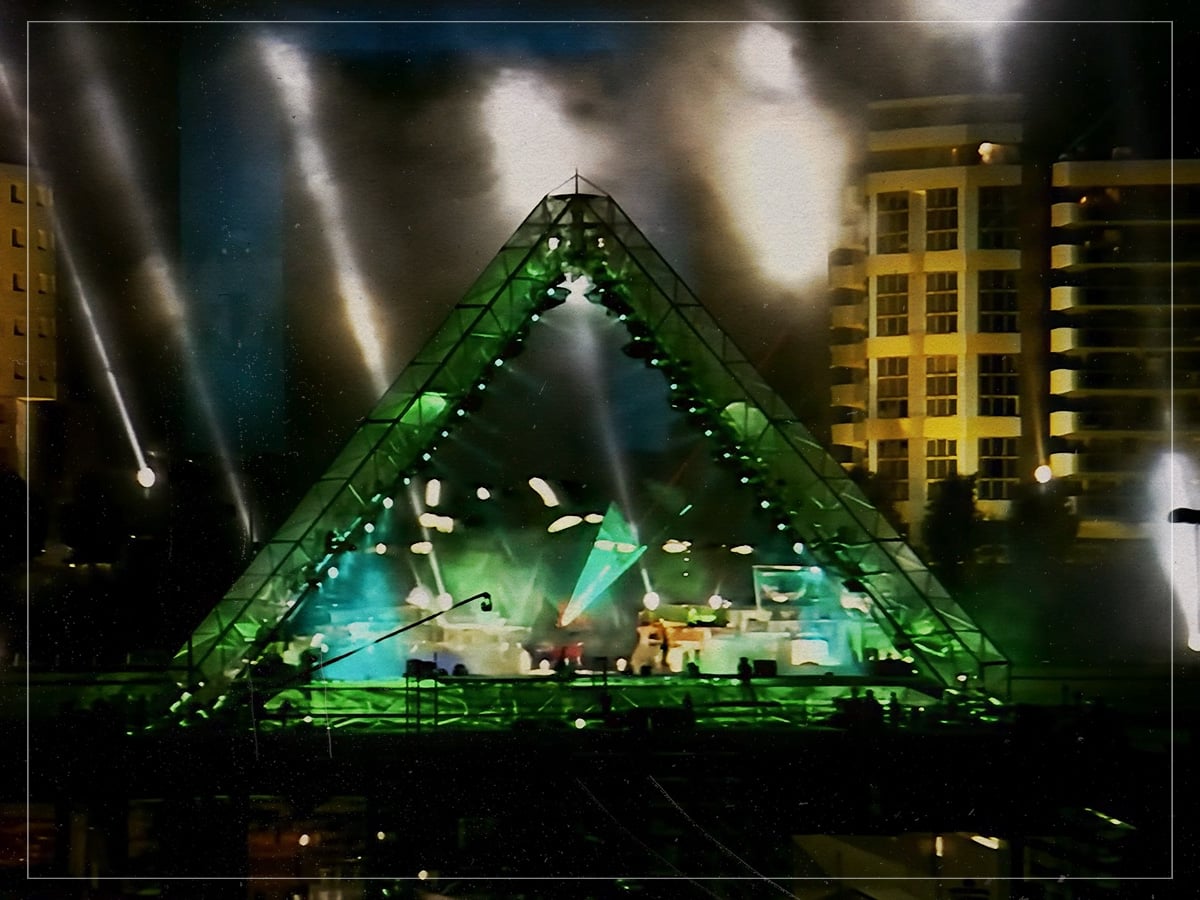 Jean-Michel Jarre – La Défense (2.5million)