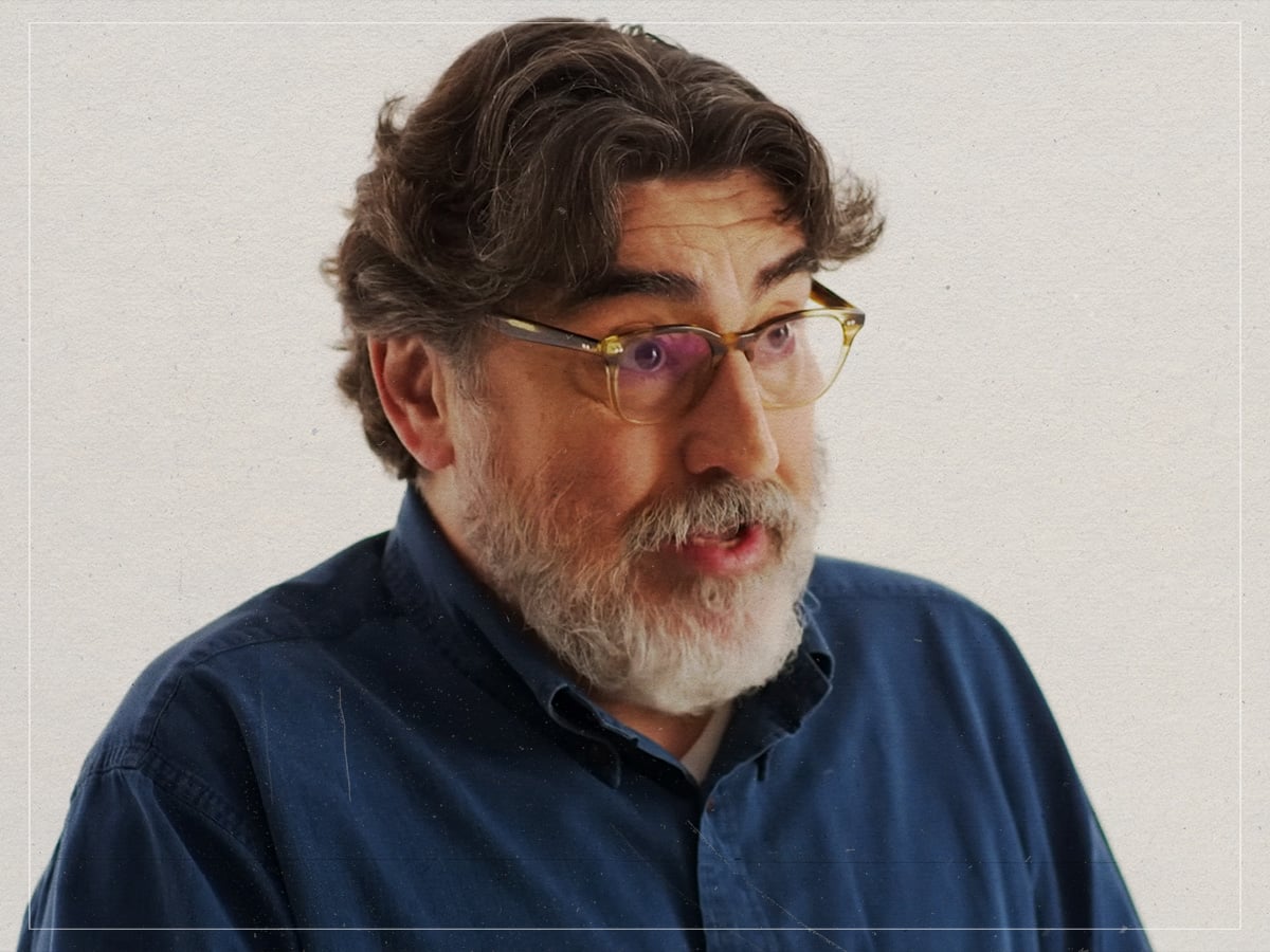 Alfred Molina revela cena de 1991 que quase não filmou: "Vou te bater até não poder mais"