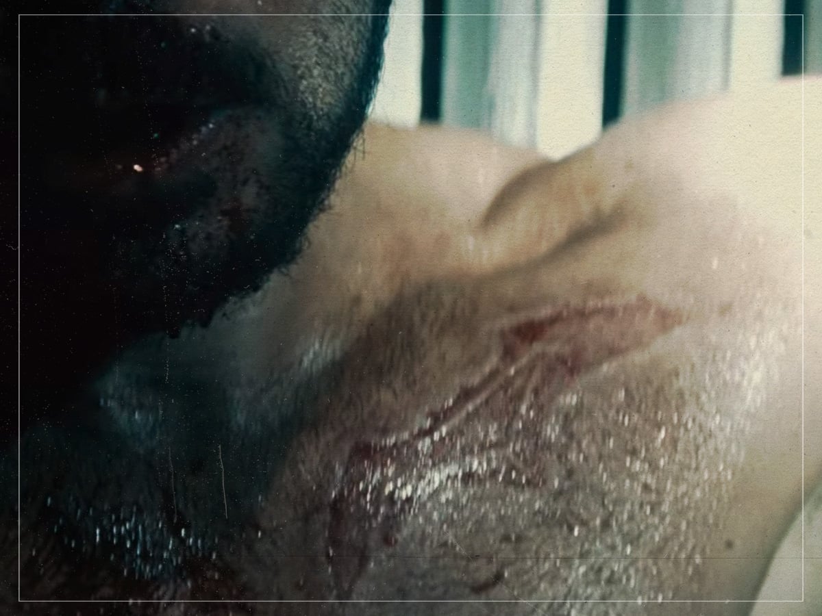 Batman Brands The Thugs- ‘Batman v. Superman Dawn of Justice’ (Zack Snyder, 2016)