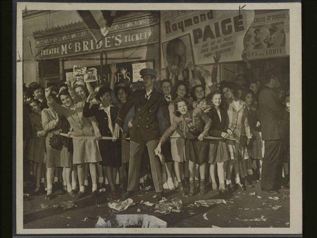 Frank Sinatra fans - Paramount Theatre - 1944