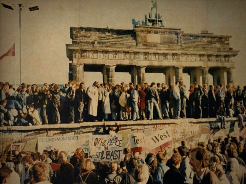 What song was number one the day the Berlin Wall fell? -